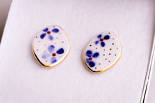 Laden Sie das Bild in den Galerie-Viewer, Leaf Earrings Golden Dots & Co