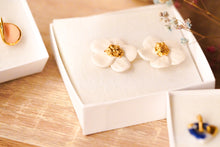 Load image into Gallery viewer, Daisy 🌼 Earrings in Pure White &amp; Golden Dot