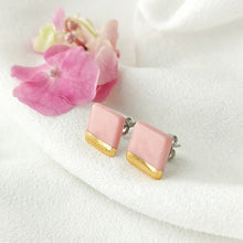 Load image into Gallery viewer, Square earring in pink with golden lining