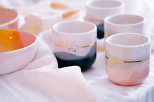 Laden Sie das Bild in den Galerie-Viewer, &quot;Landscape&quot; Latte Cup, 4.0 dl in Pavone &amp; Crema Blush