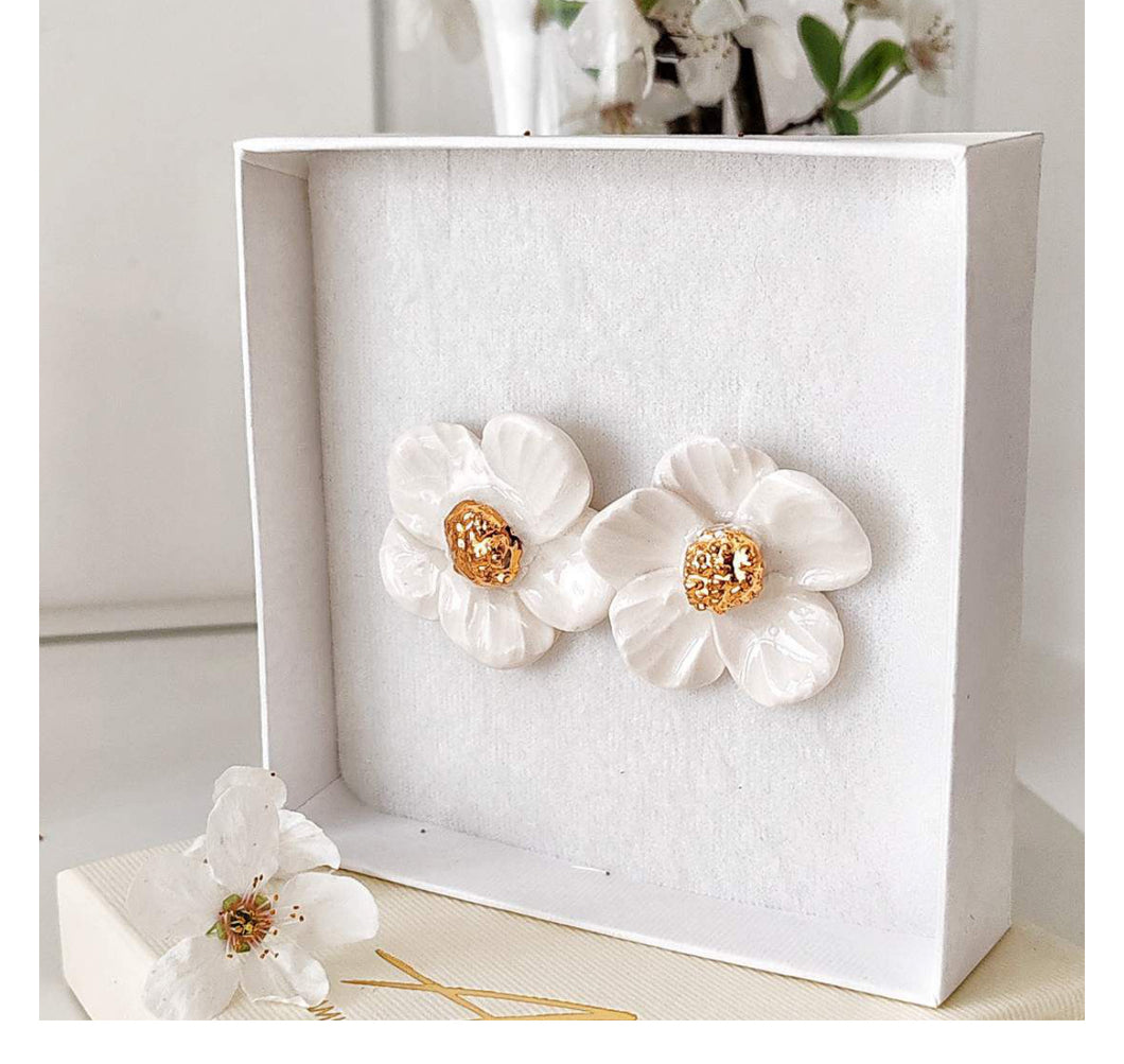 Pre-Order / Vorbestellung - Versand Anfang Juli 2025 - Daisy 🌼 Earrings in Pure White & Golden Dot