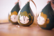 Laden Sie das Bild in den Galerie-Viewer, Christmas Droplet in Pine Green with Golden Details