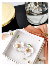 Load image into Gallery viewer, Pre-Order / Vorbestellung - Versand Anfang Juli 2025 - Daisy 🌼 Earrings in Pure White &amp; Golden Dot