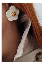 Load image into Gallery viewer, Pre-Order / Vorbestellung - Versand Anfang Juli 2025 - Daisy 🌼 Earrings in Pure White &amp; Golden Dot