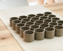 Laden Sie das Bild in den Galerie-Viewer, THE BLOOM 2er-Set Espresso Cups, 1.5 dl mit Untersetzer