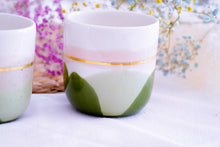 Load image into Gallery viewer, Single „Landscape&quot; Latte Cup, 4.0 dl in Forest green &amp; blush Crema