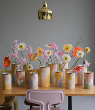 Laden Sie das Bild in den Galerie-Viewer, Landscape MIDI FLOWER VASE Juicy pink &amp; Orange with golden Lining