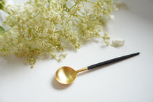 Laden Sie das Bild in den Galerie-Viewer, Golden Spoon in Black &amp; Mat Gold - O I A  ceramics