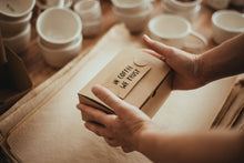Laden Sie das Bild in den Galerie-Viewer, Pinch Cup - terra cotta - happiness- Cappuccino &amp; Tea Cup, ca. 2.5 dl - O I A  ceramics