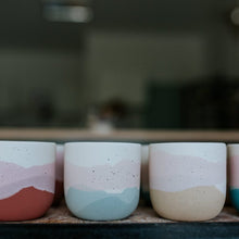 Laden Sie das Bild in den Galerie-Viewer, Cups in diversen Grössen, in Blues &amp; Greens with Golden Linings - O I A  ceramics