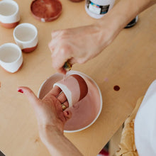 Laden Sie das Bild in den Galerie-Viewer, Cups in diversen Grössen, in Blues &amp; Greens with Golden Linings - O I A  ceramics