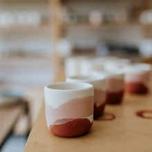 Laden Sie das Bild in den Galerie-Viewer, 1 x Single Latte Cup, 4.0 dl in Terra Rosa &amp; Dusty Pink with Golden Lining - O I A  ceramics