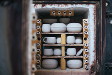Laden Sie das Bild in den Galerie-Viewer, Cups in diversen Grössen, in Blues &amp; Greens with Golden Linings - O I A  ceramics