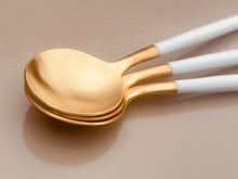 Laden Sie das Bild in den Galerie-Viewer, Golden Spoon in White &amp; Mat Gold - O I A  ceramics