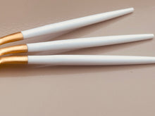 Laden Sie das Bild in den Galerie-Viewer, Golden Spoon in White &amp; Mat Gold - O I A  ceramics