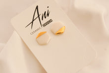 Laden Sie das Bild in den Galerie-Viewer, Hexagon Earrings in White with Golden Rim