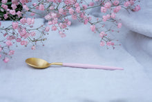 Laden Sie das Bild in den Galerie-Viewer, Golden Spoon in Pink &amp; Mat Gold - O I A  ceramics