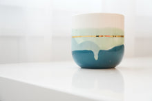 Laden Sie das Bild in den Galerie-Viewer, Cups in diversen Grössen, in Blues &amp; Greens with Golden Linings - O I A  ceramics