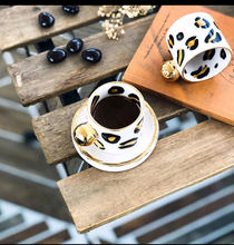 Laden Sie das Bild in den Galerie-Viewer, THE BLOOM 2er-Set Espresso Cups, 1.5 dl mit Untersetzer